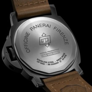 Auf dem Gehäuseboden sind der Schriftzug »Officine Panerai Firenze«, das historische OP-Logo und die Merkmale der Uhr zu finden.