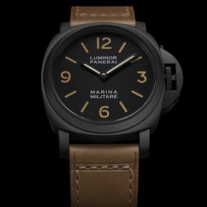 Die Zeiger und die Ziffern wie die Stundenindizes der PAM06218 leuchten im Dunklen in unterschiedlichen Farben.