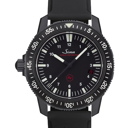 Die Krone der Taucheruhr befindet sich auf der linken Gehäuseseite, um nicht in den Handrücken zu drücken.
