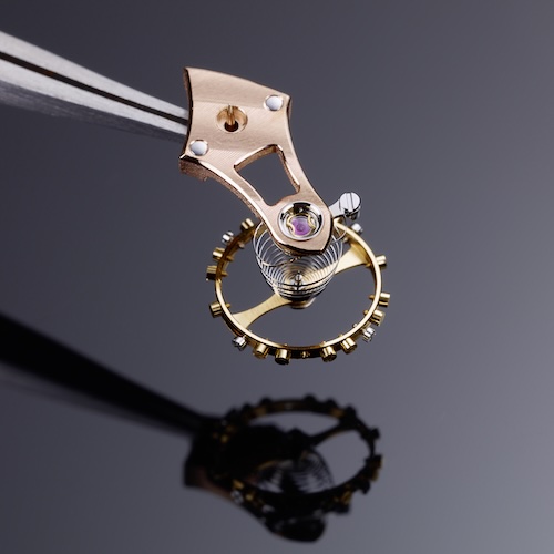 Tutima Kaliber 617 Unruhkloben Der Unruhkloben ist durchbrochen. Die Schraubenunruh schwingt mit drei Hertz,