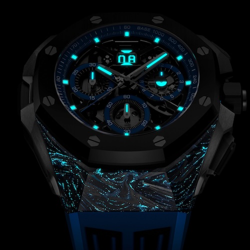 Die Royal Oak Concept Split-Seconds Chronograph GMT Big Date von Audemars Piguet mit geschmiedetem, farbigem Karbon, das im Dunkeln leuchet.