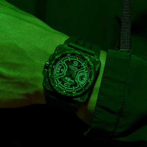 Die Bell & Ross BR-X3 Night Vision wird an einem durchbrochenen Kautschukband getragen.