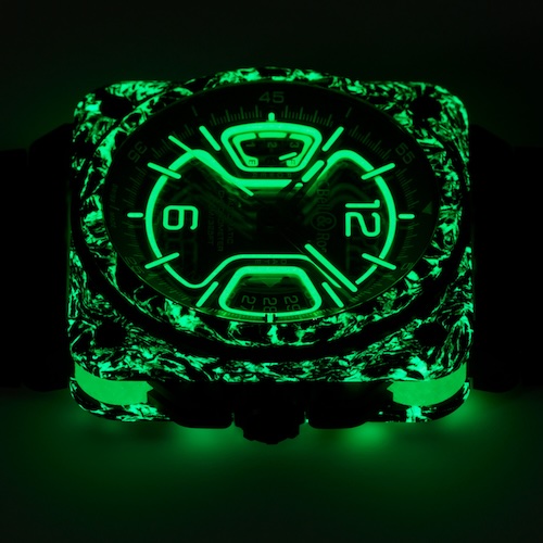 Das Zifferblatt mit seiner x-förmigen Konstruktion ist wie das Gehäuse selbst mit photolumineszierendem Material versehen.