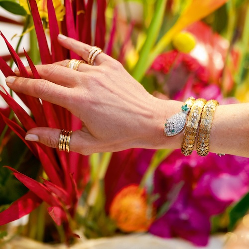 Bulgari Serpenti Heritage | Getty Images Eine Besucherin der Hamburger »Serpenti Heritage Exhibition« mit Ringen von Bulgari.