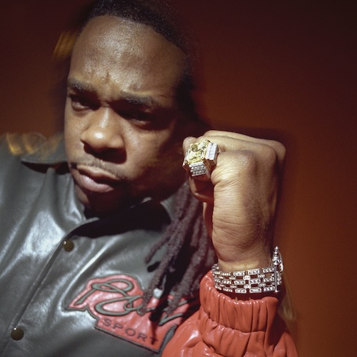 Busta Rhymes mit ausgefasstem Armband Busta Rhymes ist bekannt für seine Vorliebe für ausgefasste Armbänder.
