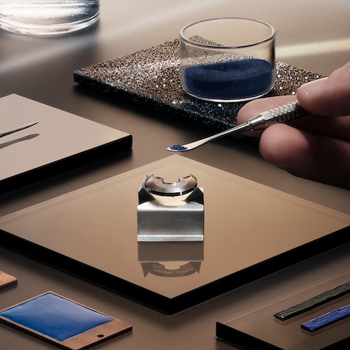 Das tiefblaue Zifferblatt der Jaeger-LeCoultre Hybris Artistica Calibre 945 ist aus Grand Feu Emaille gefertigt.