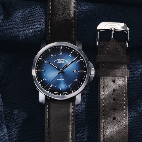 Die 29er Casual Küstenblau ist mit einem Sonnenschliff und einem Farbverlauf auf dem Zifferblatt versehen.