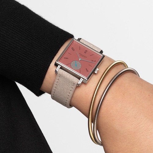 Nomos Glashuette Tetra Origins Terra Die Tetra Terra besitzt eine lavendelfarbene Kleine Sunde mit gelben Indizes und himmelblauem Zeiger.