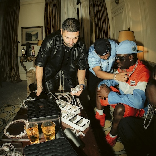 Rema zwischen Nautilus und Royal Oak Der nigerianische Rapper Nema vor der Wahl zwischen Nautilus und Royal Oak.