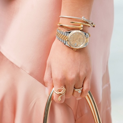 Rolex Lady-Datejust | © Mauritius Die Rolex Lady-Datejust kombiniert mit einem Armreif von Cartier.
