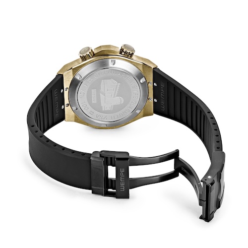 Der antiallergene Titanboden ist mit einer Gravur der Wempe Sternwarte in Glashütte graviert.