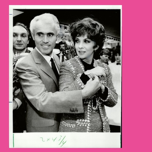 Yves Piaget und Gina Lollobrgida | © Getty Images Yves Piaget und Gina Lollobrigida präsentieren im Jahr 1984 in Toronto eine Uhr für 4,5 Millionen US-Dollar.