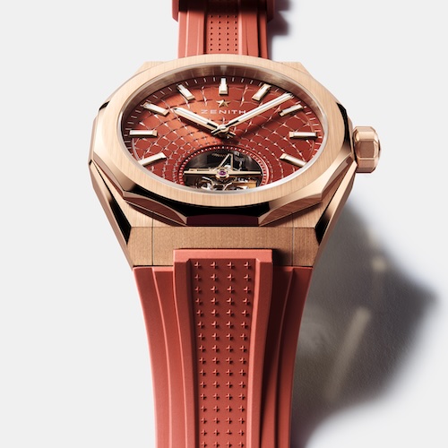 Zum Lieferumfang des Zenith Defy Skyline Tourbillon in Roségold gehört ein ziegelrotes Kautschukband.