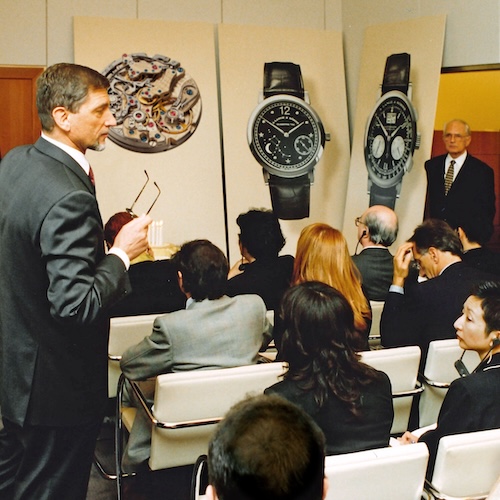 A. Lange & Söhne Baselworld 1999 Günter Blümlein und Walter Lange (rechts) bei der Präsentation des Datograph auf der Baselworld 1999.