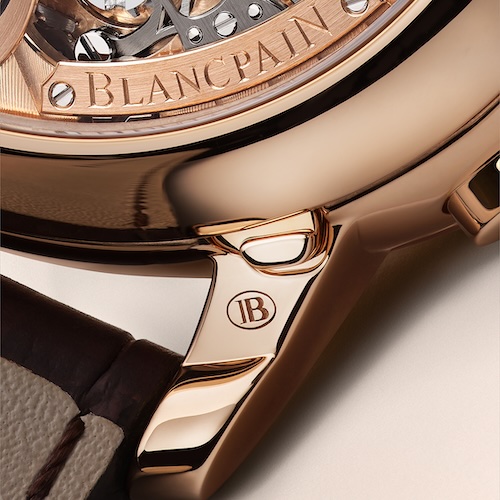 Die Korrekturdrücker für den Ewigen Kalender sind unter den Bandanstößen platziert.