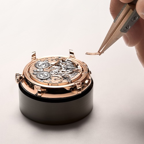 Der Blancpain-Uhrmacher versieht nach zwölf Monaten das fertig montierte Werk mit seiner Namensplakette.