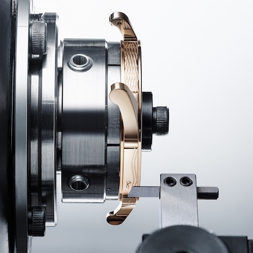 Auch das Gehäuse der Breguet Classique 7225 wird von Hand guillochiert.