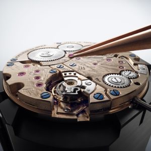 Zwei Decksteinen mit Mikromagneten fixieren die Unruh-Achse reibungsarm.