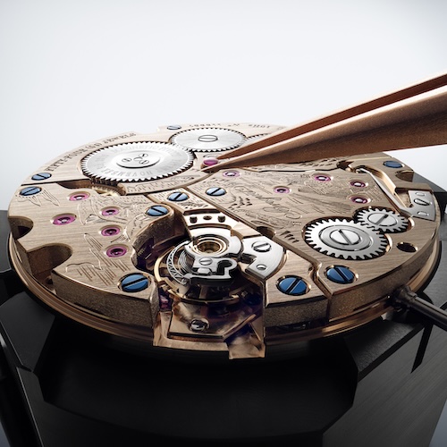 Zwei Decksteinenmit Mikromagneten fixieren die Unruh-Achse reibungsarm.