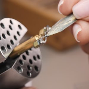 Die Innenwinkel des Kalibers GP9620 werden on Hand angliert.