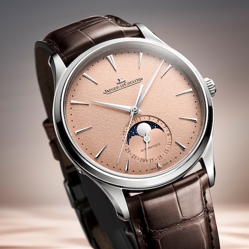 Das kupferfarbene Zifferblatt der Jaeger-LeCoultre Master Ultra Thin Moon ist gekörnt.