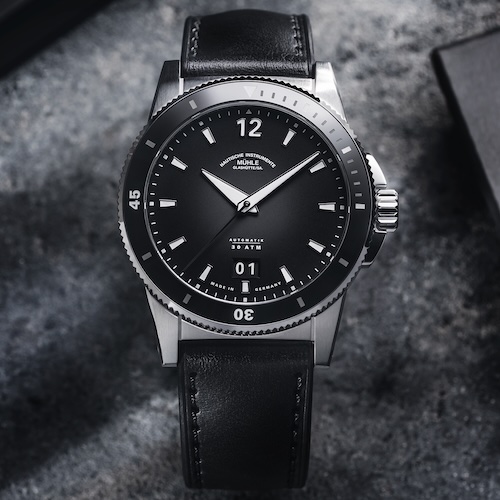 Die Mühle Glashütte Sportivo Großdatum besitzt eine Drehlünette mit Keramikeinlage.