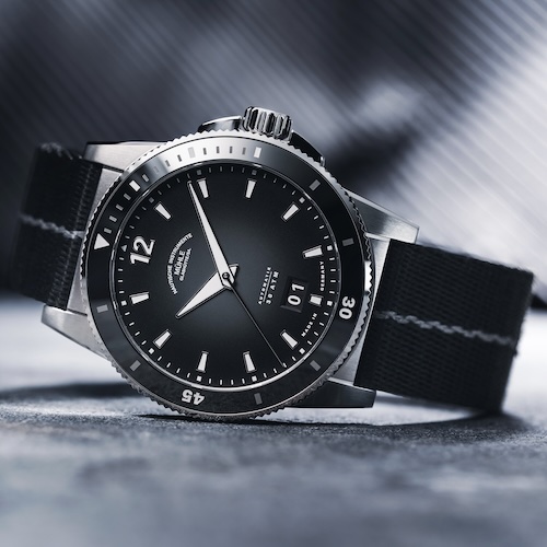 Das Textilband der Mühle Glashütte Sportivo Großdatum besitzt eine Dornschließe.