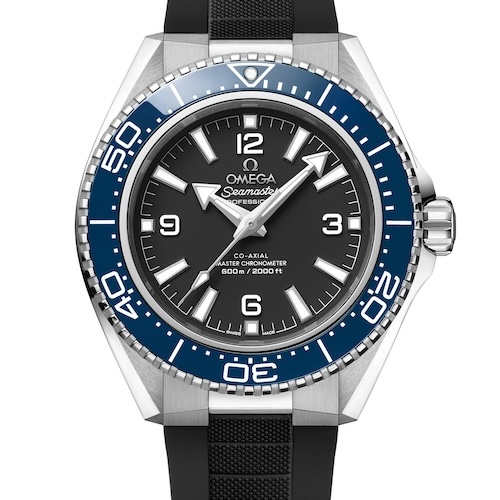 Omega Seamaster Planet Ocean Blau Kautschuk Die schwarzen Modelle besitzen rhodinierte Ziffern und eine weiße Emaille-Tauchskala.