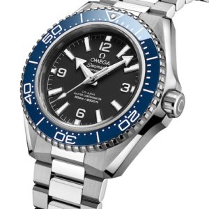 Die schlankeren Edelstahlbänder sind in das Gehäuse integriert.