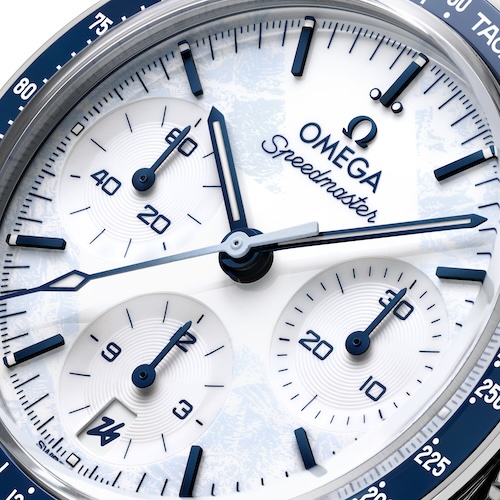 Die Hilfszifferblätter der Omega Speedmaster Milano Cortina 2026 sind azuriert.