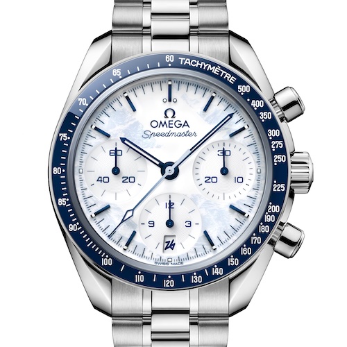 Das weiße Zifferblatt wirkt wie von Frost überzogen.