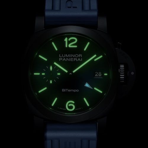 Panerai Luminor GMT Ceramica PAM01783 Dunkelheit Die weiße Super-Luminova leuchtet im Dunkeln in Grün, der GMT-Zeiger in Blau.