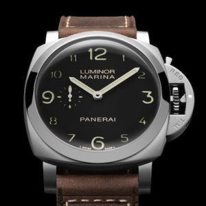 Das 44 Millimeter große Gehäuse ist satiniert, die Lünette poliert.