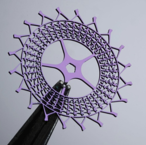 Das Hemmungsrad zeigt 20 Bilder pro Sekunde, die zwei Schriftzüge ergeben.