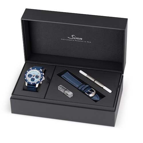 In der Uhrenbox befindet sich ein zweites Armband und ein Werkzeug zum Wechseln.