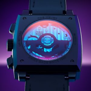 Der Saphirglasboden der TAG Heuer Monaco ist mit einer irisierenden Metallisierung beschichtet.