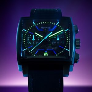 Das skelettierte Zifferblatt der Monaco wird von einem Titangehäuse mit schwarzer DLC-Beschichtung umrahmt.