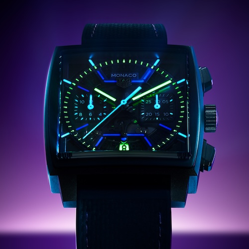 Das skelettierte Zifferblatt der Monaco wird von einem Titangehäuse mit schwarzer DLC-Beschichtung umrahmt.