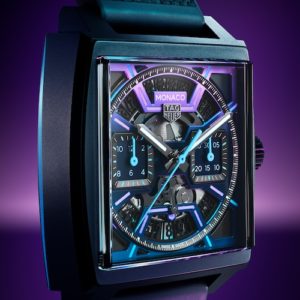 Das skelettierte Zifferblatt der Monaco wird von einem Titangehäuse mit schwarzer DLC-Beschichtung umrahmt.