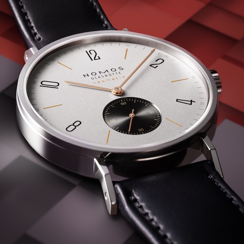 Das schwarze Hilfszifferblatt ist mit kleinen konzentrischen Rillen versehen.