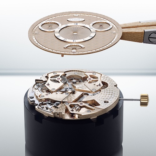 Die Manufaktur Breguet bestätigt ihrer neuen Classique 7225 eine maximale Abweichung von Plusminus neiner Sekunde pro Tag .