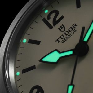 Leuchtfarbe auf Zeigern und und Leuchtindizes ermöglichen das Ablesen bei Dunkelheit.