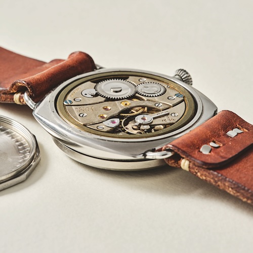 1940 – Rolex fertigt Uhren für Panerai 1940 fertigte Rolex Uhren in einem vergrößerten Oyster-Gehäuse für Panerai. Nur die Zifferblätter der Uhr für Taucher stammten von Panerai.