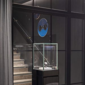 Vergrößerte Mondscheiben verzieren den Treppenaufgang.