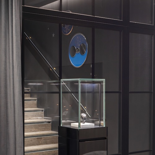 Vergrößerte Mondscheiben verzieren den Treppenaufgang.