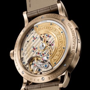 Die Platinen aus Neusilber des Automatikwerk sind mit dem Glashütter Bandschliff veredelt.