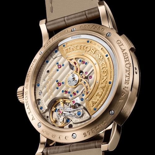 Die Platinen aus Neusilber des Automatikwerk sind mit dem Glashütter Bandschliff veredelt.