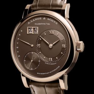 Die Zeiger auf dem braunen Zifferblatt der Lange 1 Daymatic sind aus 750rt Gold gefertigt.