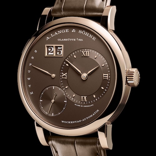 Die Zeiger auf dem braunen Zifferblatt der Lange 1 Daymatic sind aus 750rt Gold gefertigt.
