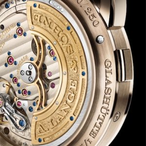 Der goldene Zentralrotor mit vier filigranen Speichen besitzt ein Außengewicht aus Platin.